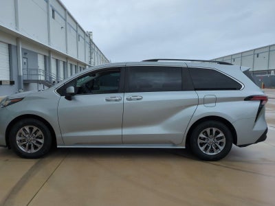 2022 Toyota Sienna XLE FWD 8-Passenger (Natl)