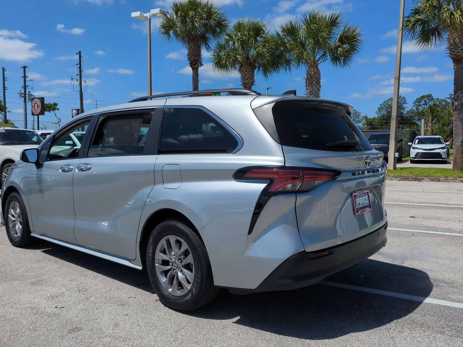 2022 Toyota Sienna XLE FWD 8-Passenger (Natl)