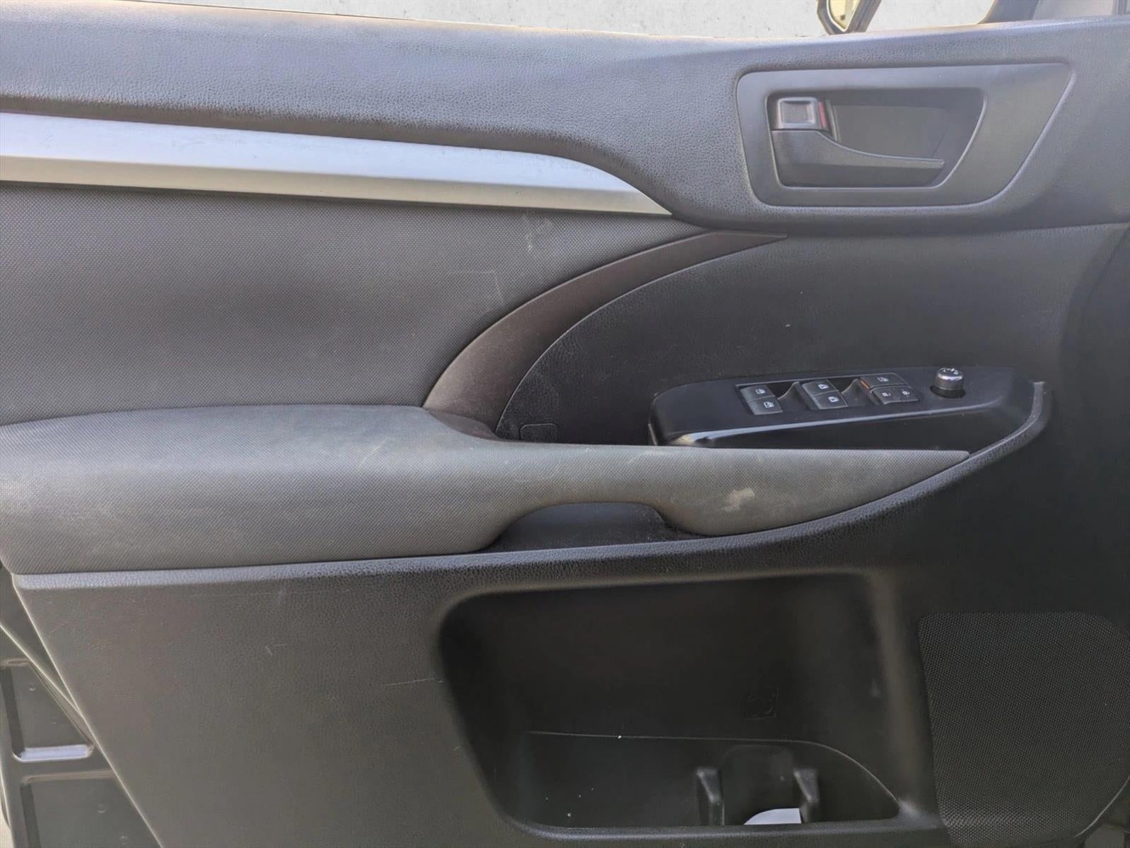 2019 Toyota Highlander LE I4 FWD (Natl)