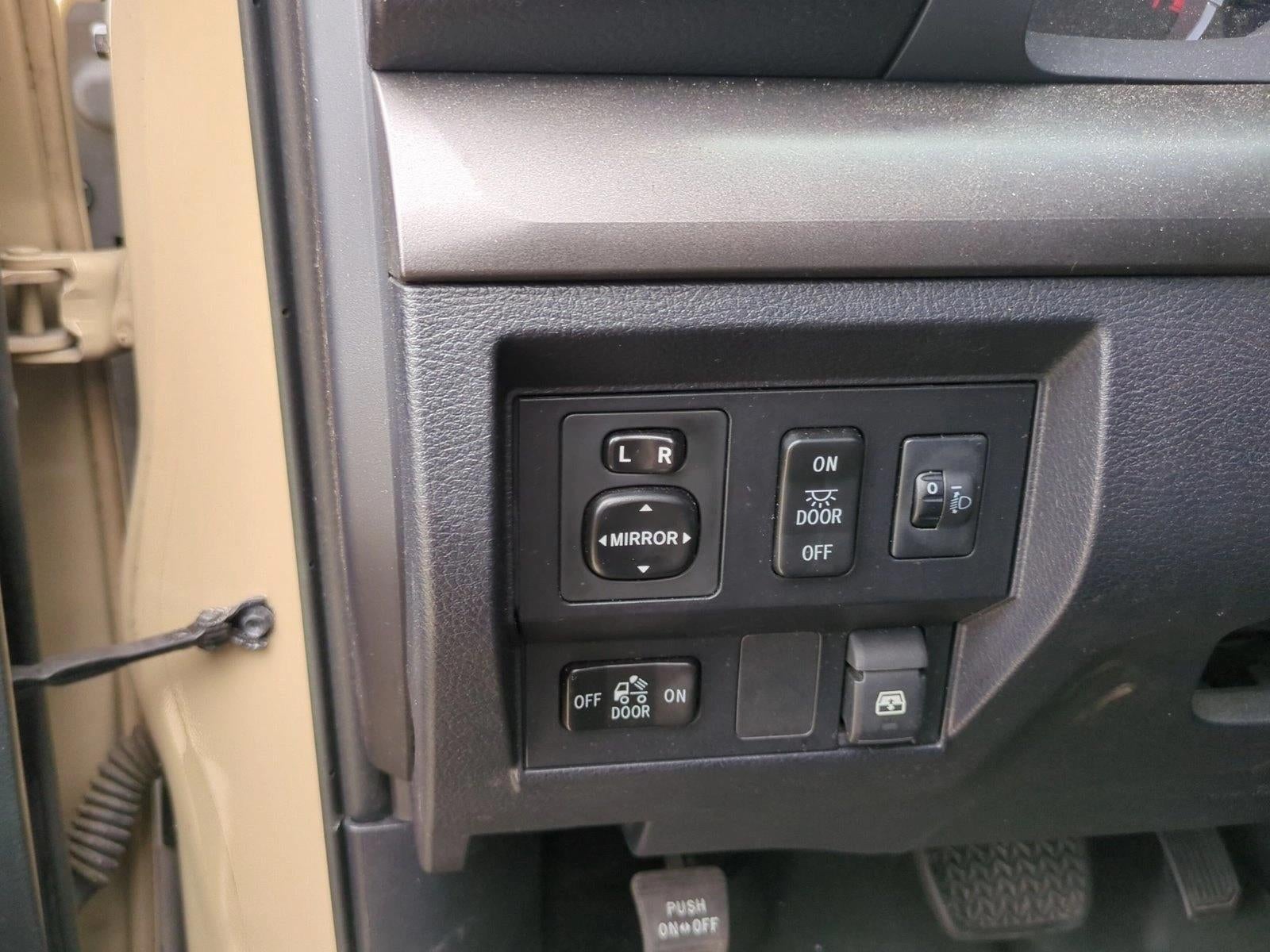 2017 Toyota Tundra 2WD 2WD SR5 CrewMax 5.5' Bed 5.7L FFV (SE)