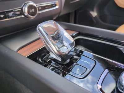 2024 Volvo XC60 B5 AWD Ultimate Dark Theme