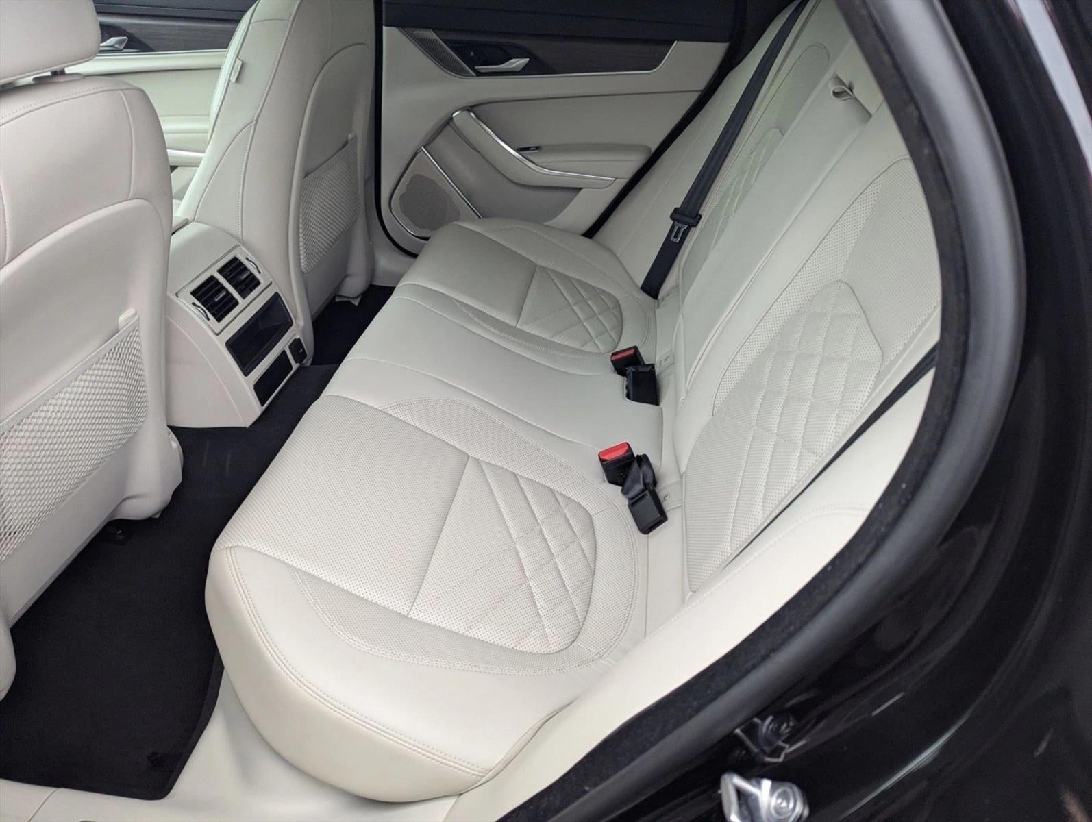 2022 Jaguar XF SE Sedan RWD