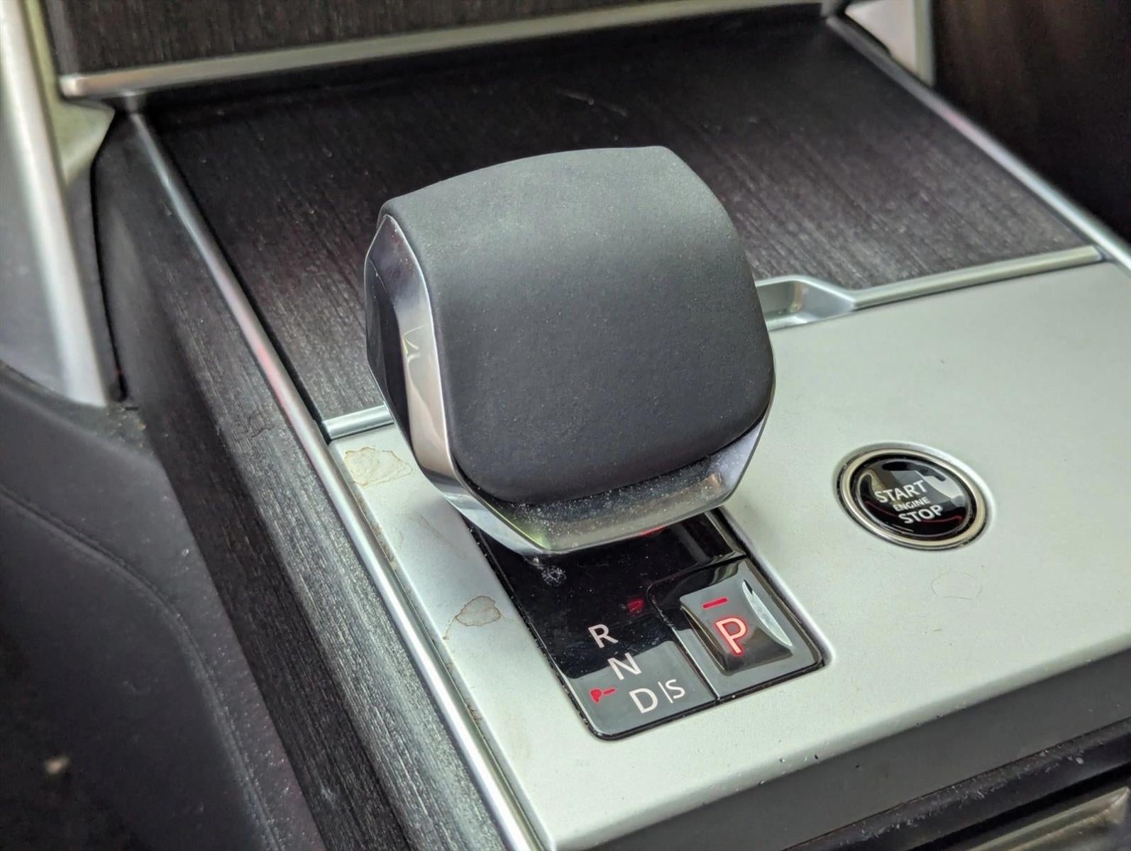 2025 Land Rover Range Rover P550e SE SWB