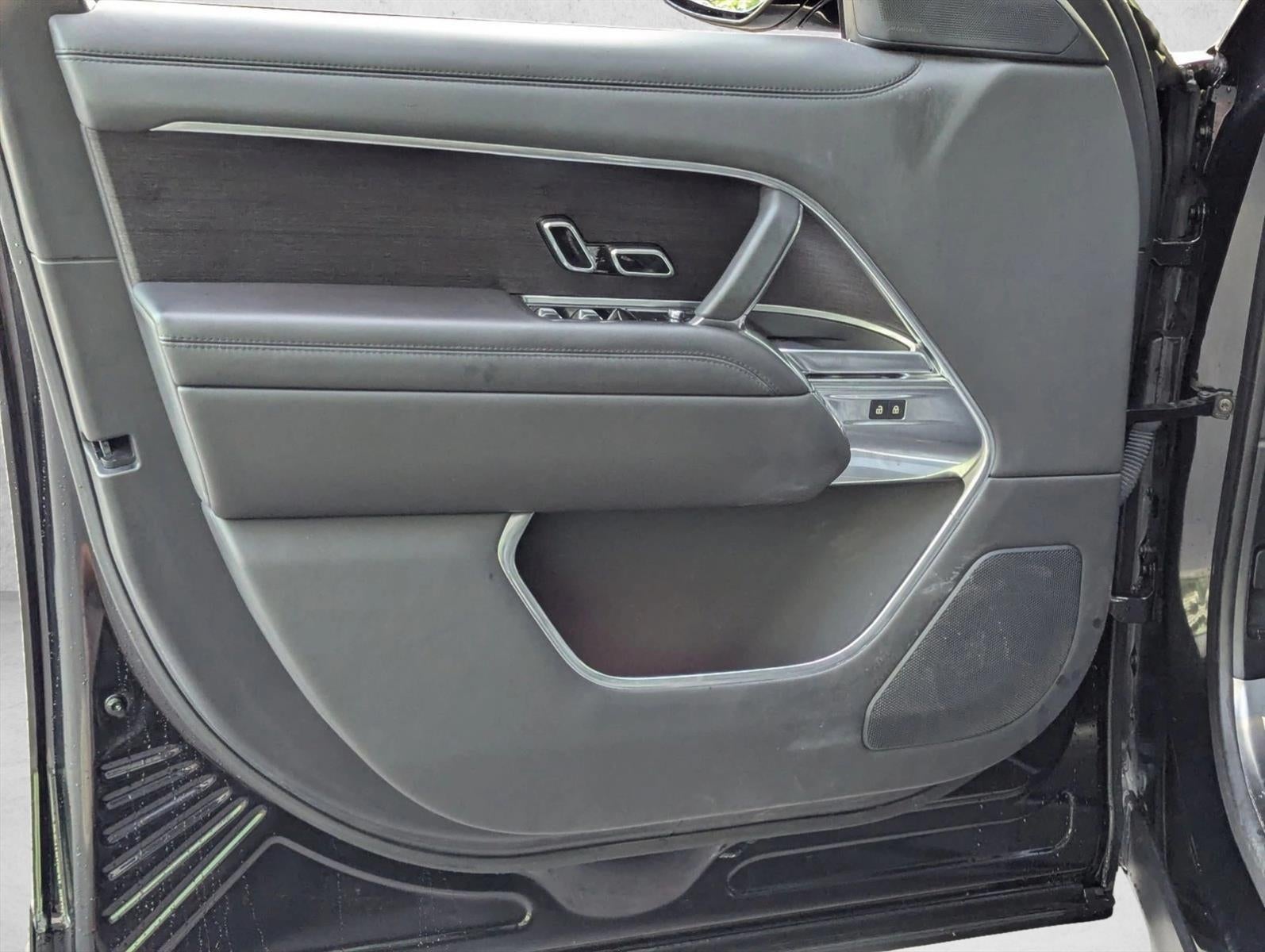 2025 Land Rover Range Rover P550e SE SWB