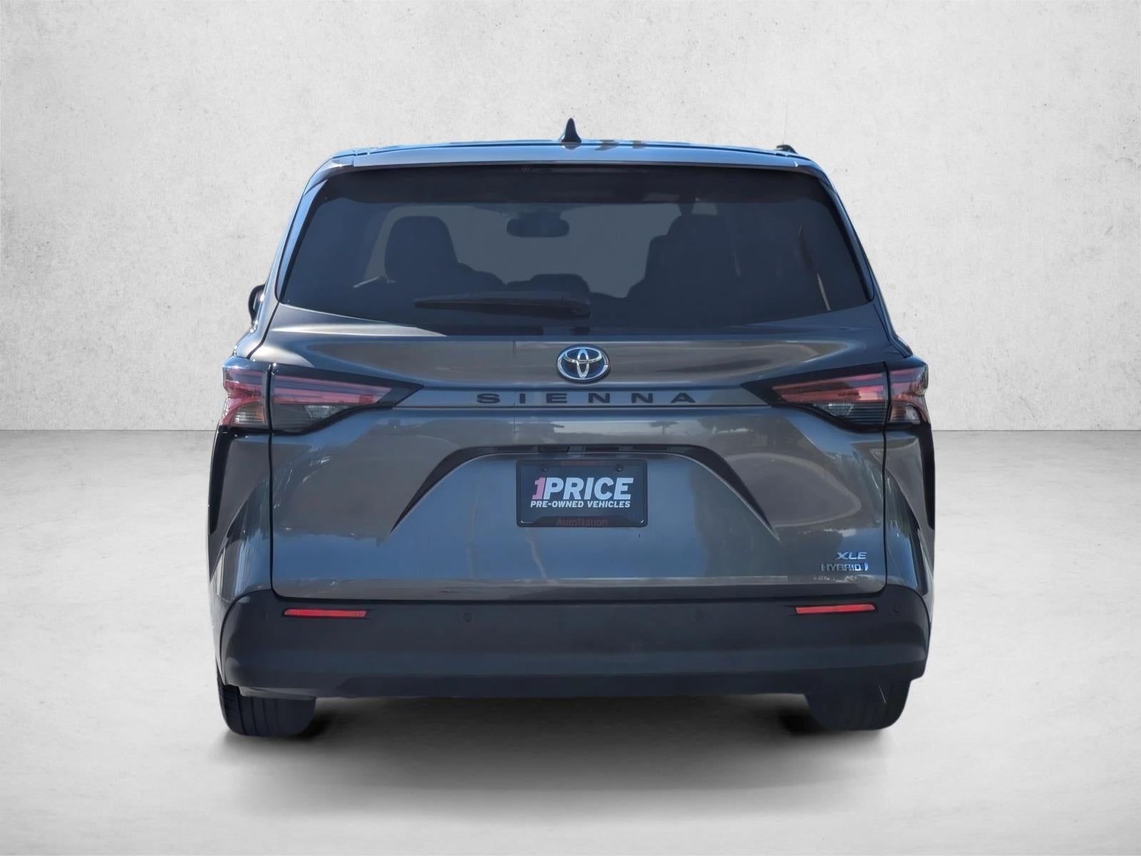 2022 Toyota Sienna XLE FWD 8-Passenger (Natl)