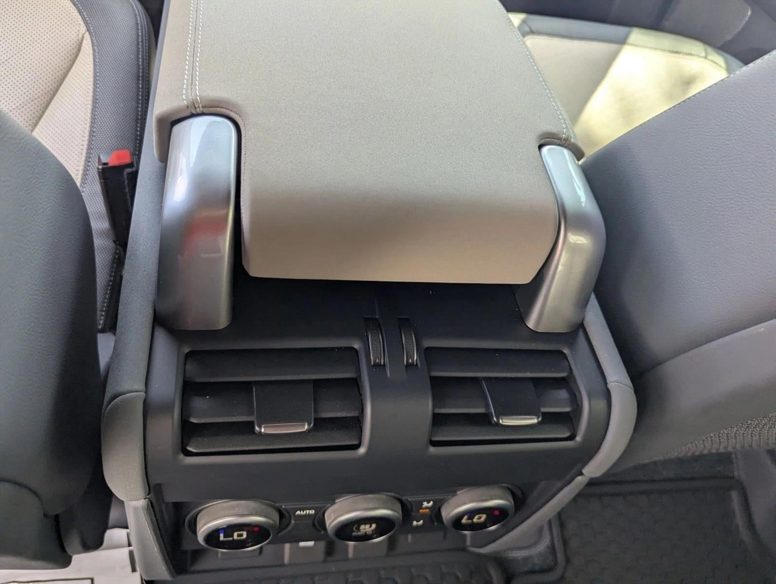 2023 Land Rover Defender 130 X-Dynamic SE AWD