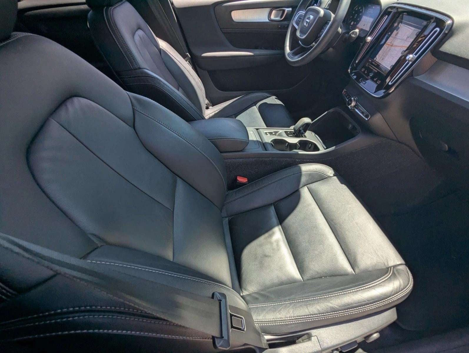 2022 Volvo XC40 T5 AWD Momentum