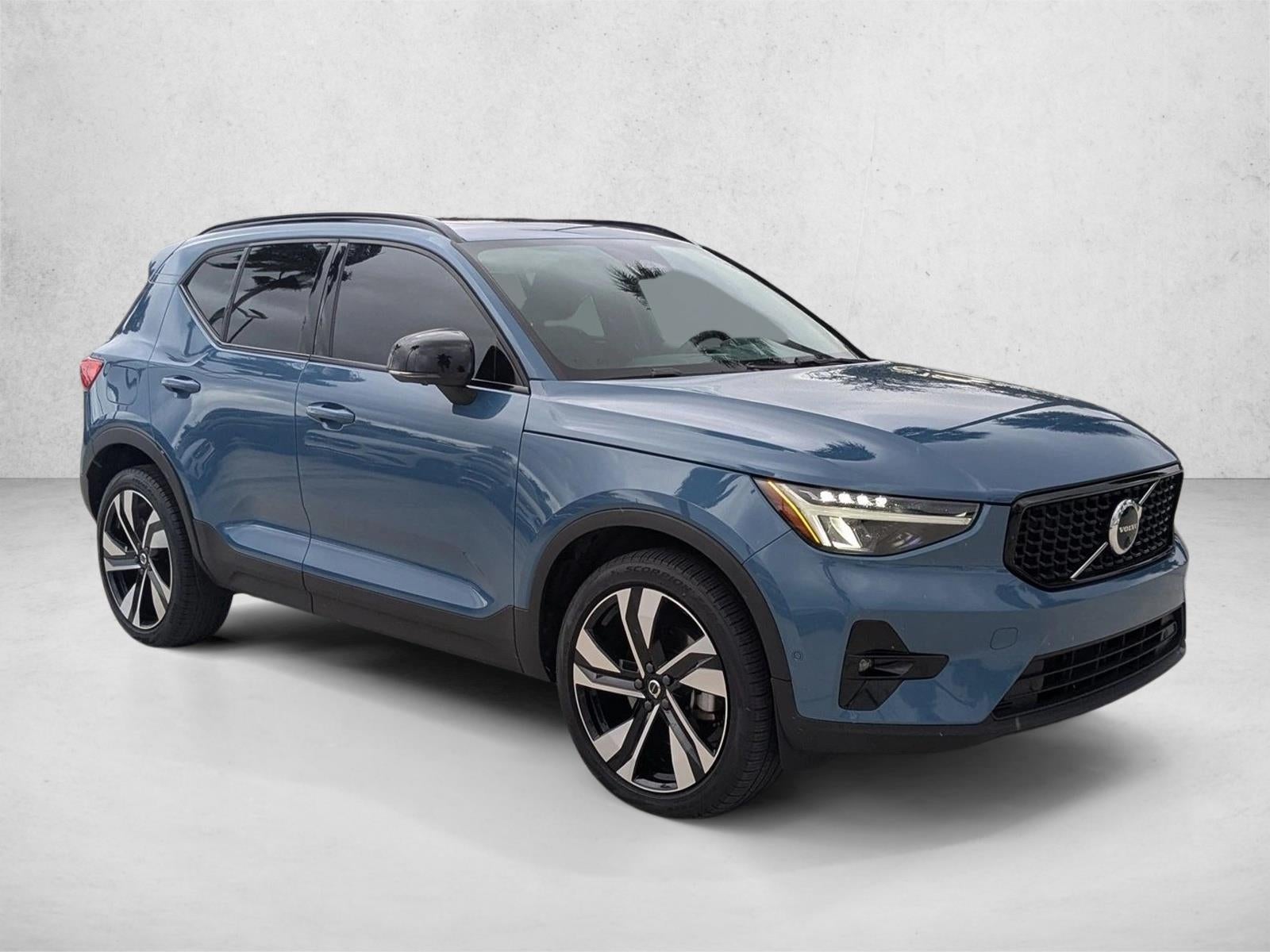 2023 Volvo XC40 B4 FWD Plus Dark Theme