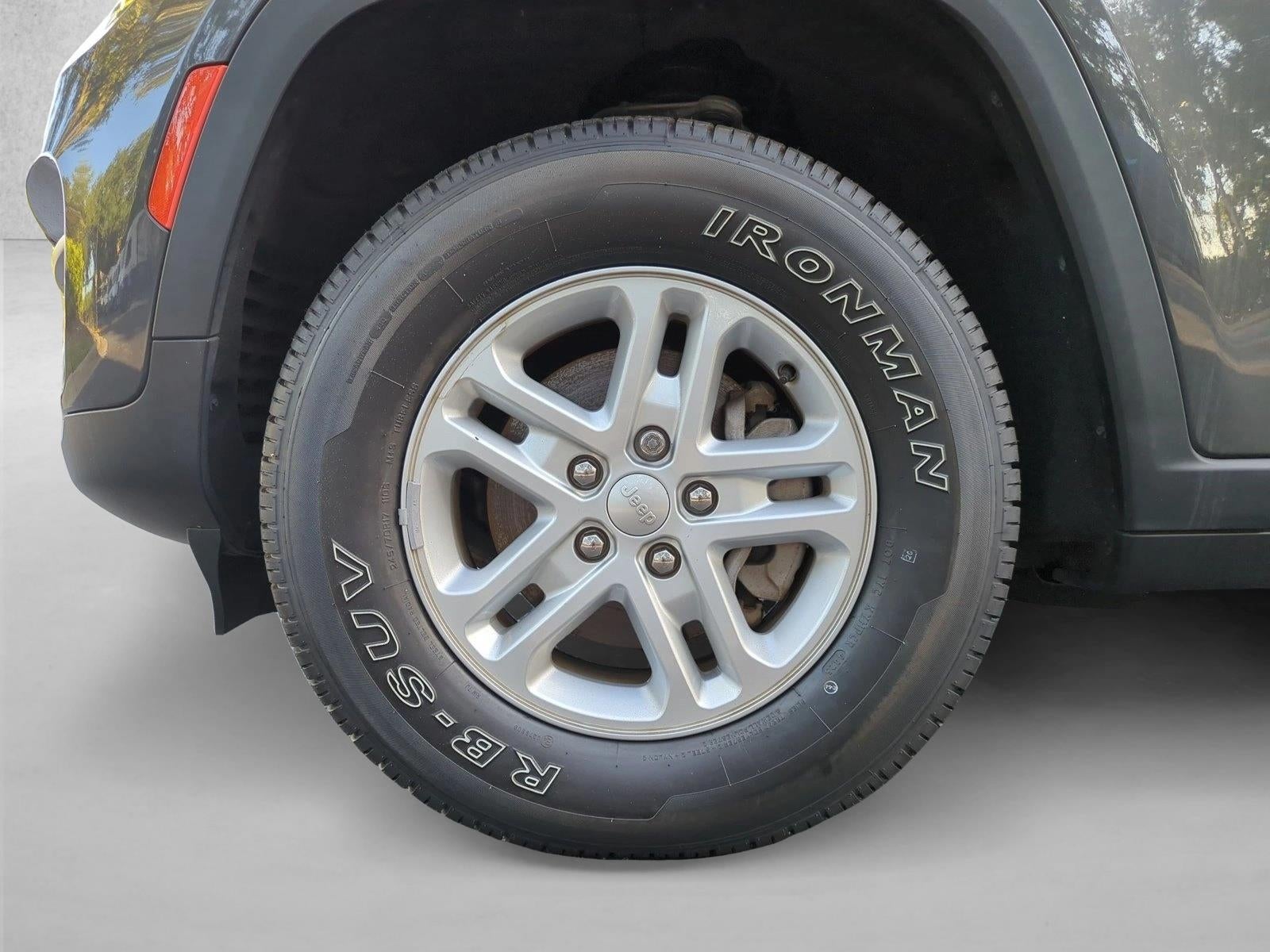 2023 Jeep Grand Cherokee Laredo 4x2