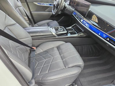 2025 BMW 740i xDrive Sedan