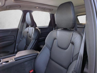 2022 Volvo XC60 B5 FWD Momentum