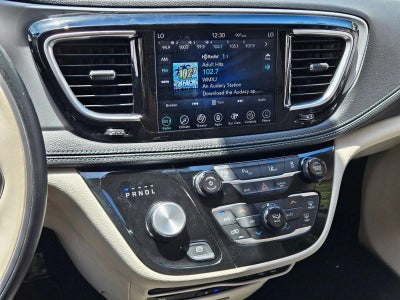 2018 Chrysler Pacifica Hybrid Limited FWD