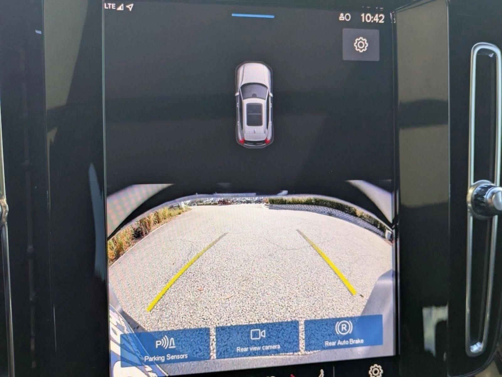 2025 Volvo XC40 B5 AWD Core Bright Theme