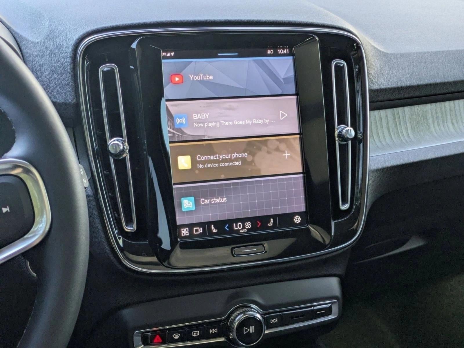 2025 Volvo XC40 B5 AWD Core Bright Theme