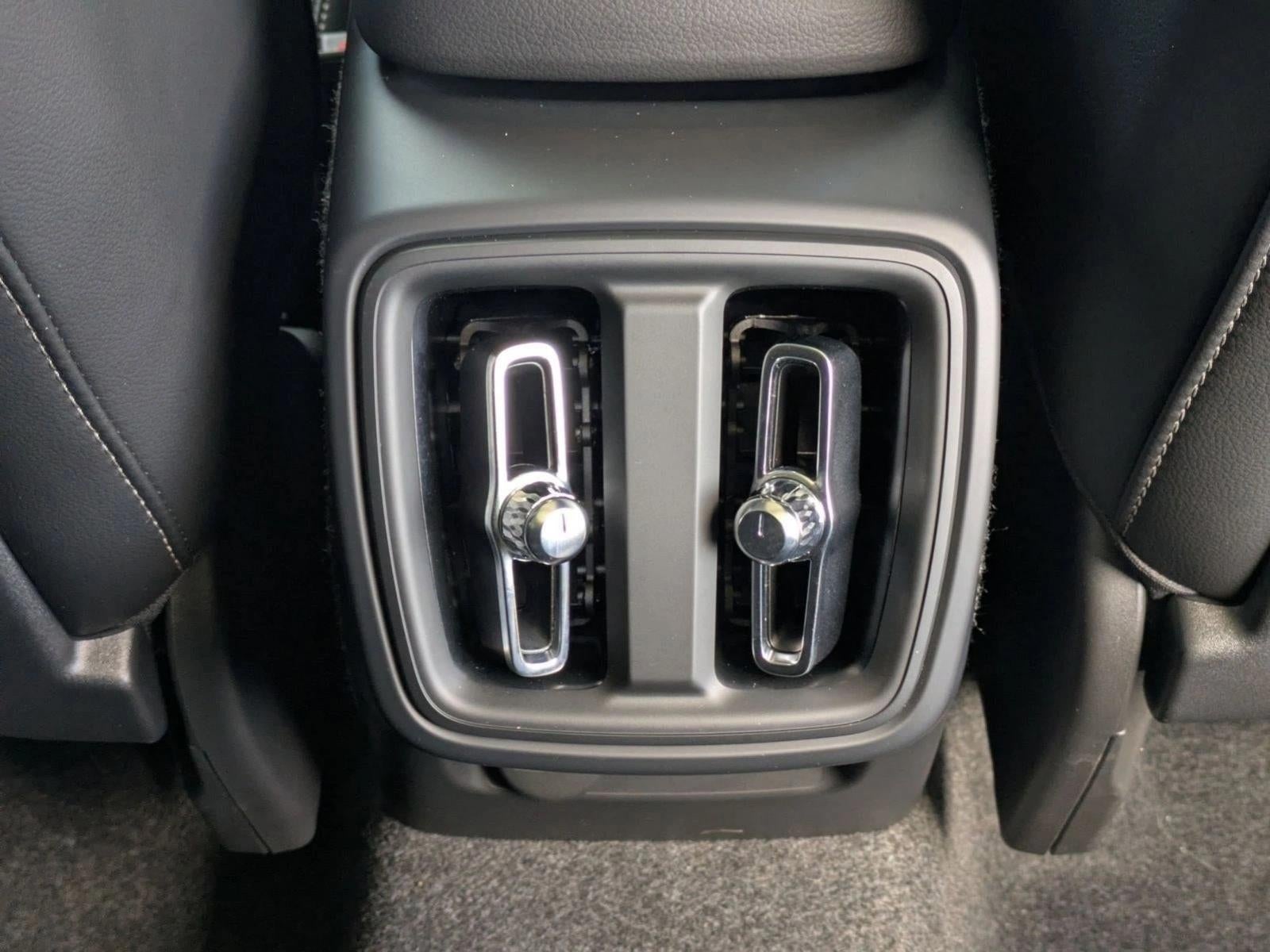 2025 Volvo XC40 B5 AWD Core Bright Theme