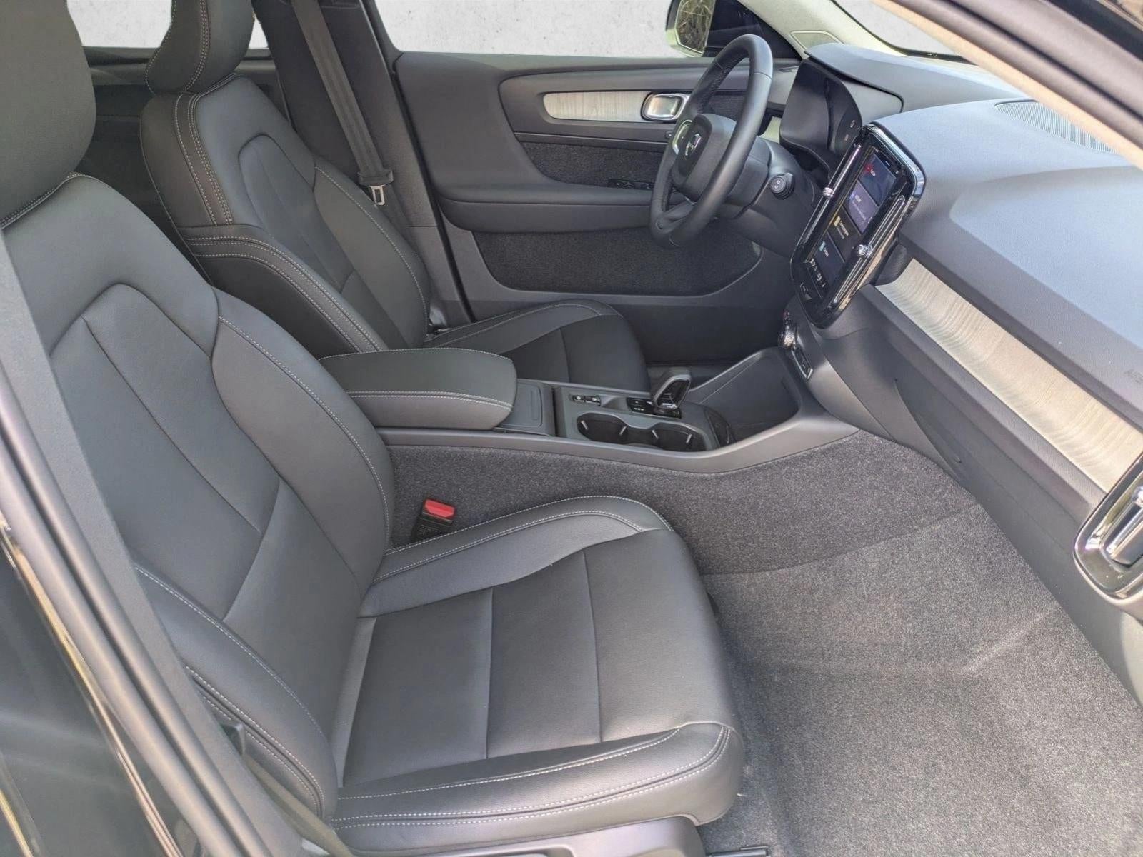 2025 Volvo XC40 B5 AWD Core Bright Theme