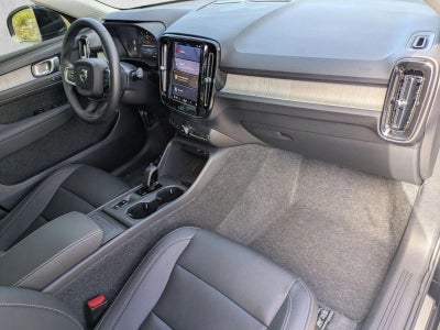 2025 Volvo XC40 B5 AWD Core Bright Theme