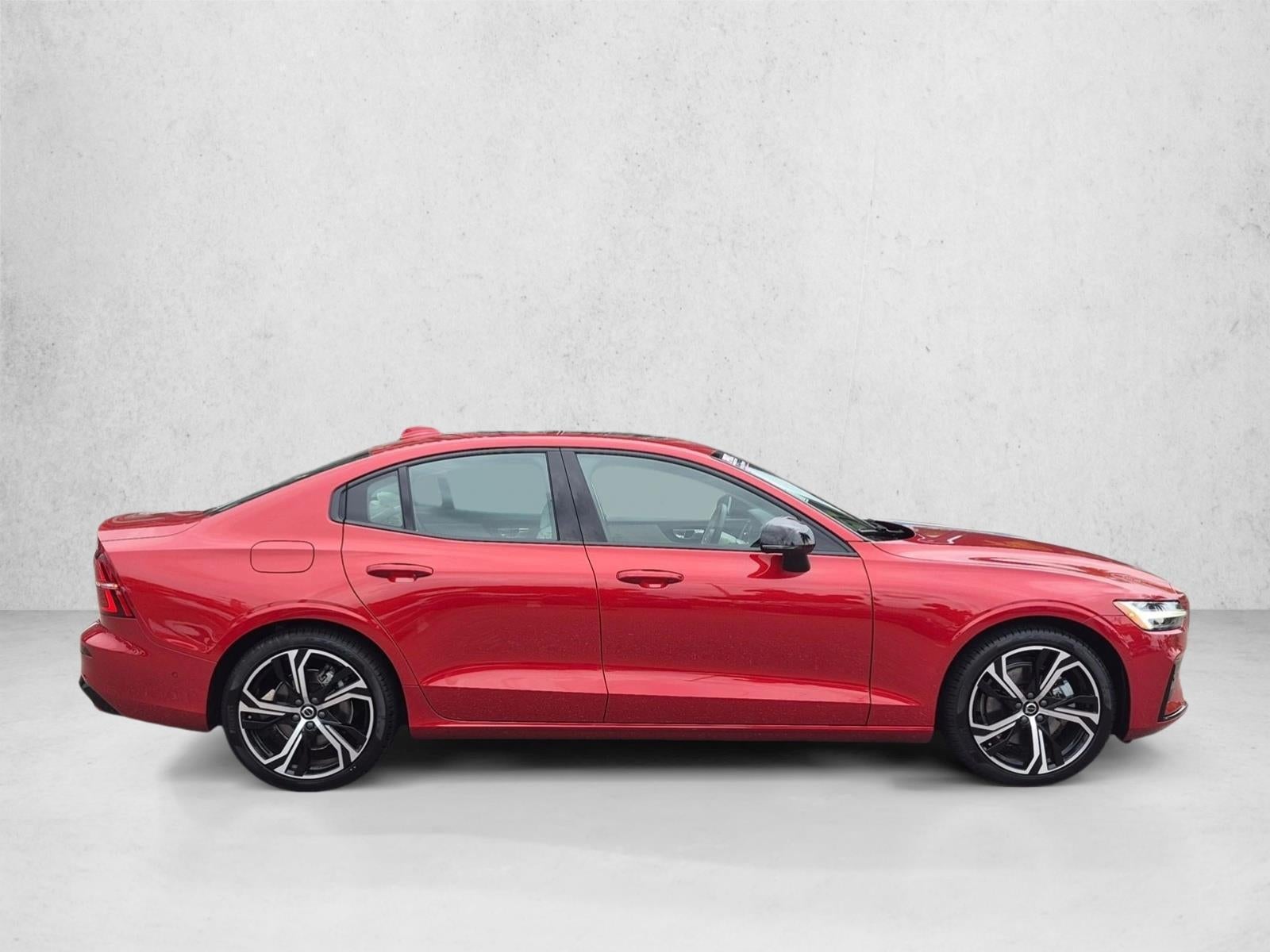 2024 Volvo S60 B5 FWD Plus Dark Theme